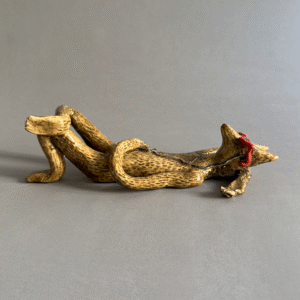 pieza de ceramica decorativa tomando sol