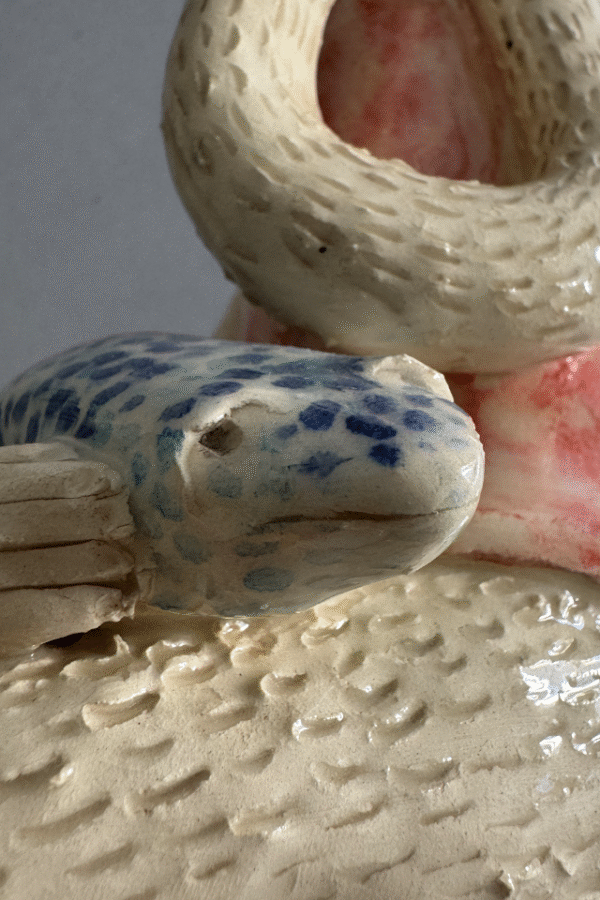 Pieza de ceramica decorativa abrazo con peces