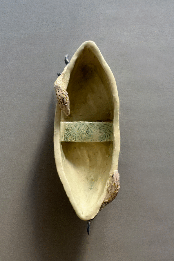 Pieza de ceramica decorativa pescador