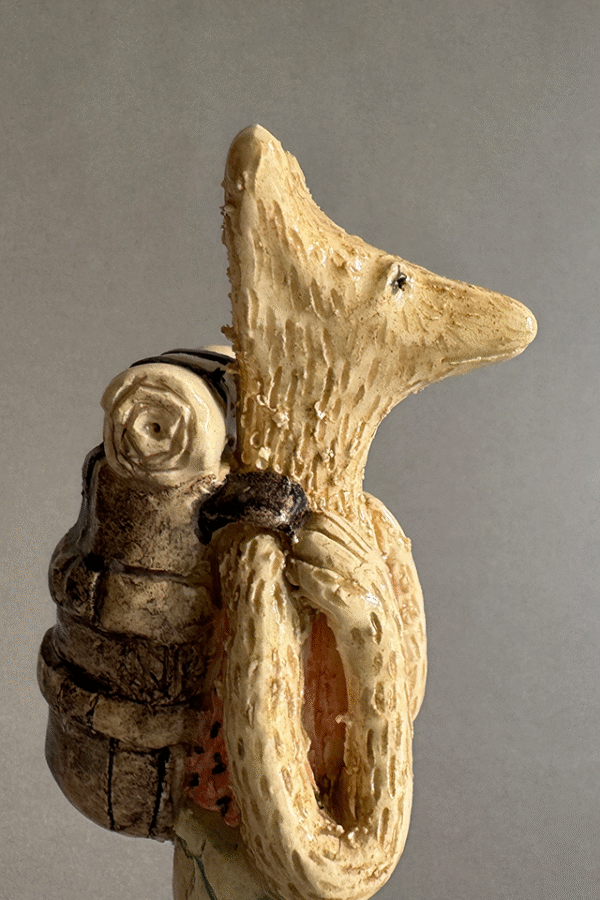 Pieza de ceramica decorativa viajera