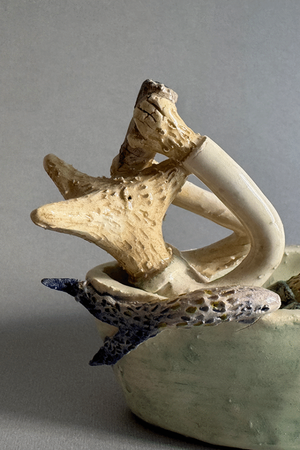 Pieza de ceramica decorativa pescador