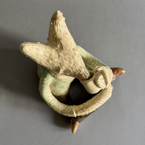 Pieza de ceramica decorativa tomando un cafecito