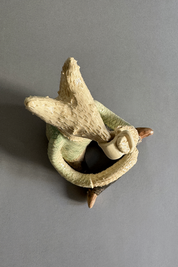 Pieza de ceramica decorativa tomando un cafecito