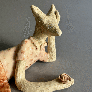 Pieza de ceramica decorativa pensativa