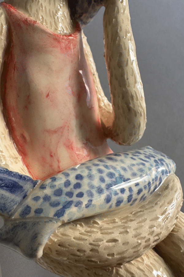 Pieza de ceramica decorativa abrazo con peces