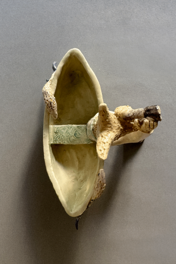 Pieza de ceramica decorativa pescador