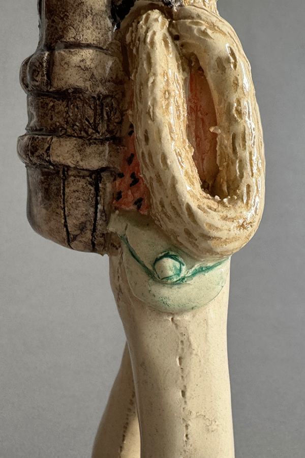 Pieza de ceramica decorativa viajera