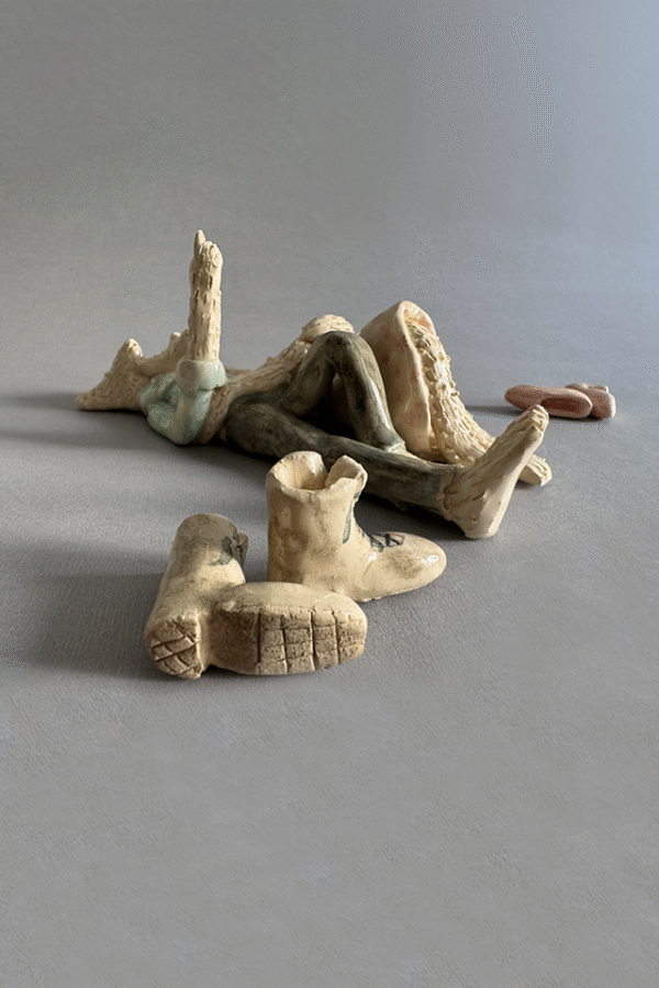 Escultura artesanal en cerámica de lobitos mirando las estrellas, edición limitada, hecha a mano por Candela Córdova