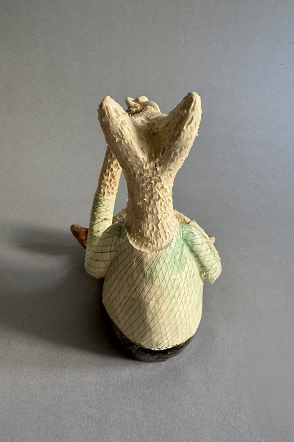 Pieza de ceramica decorativa tomando un cafecito