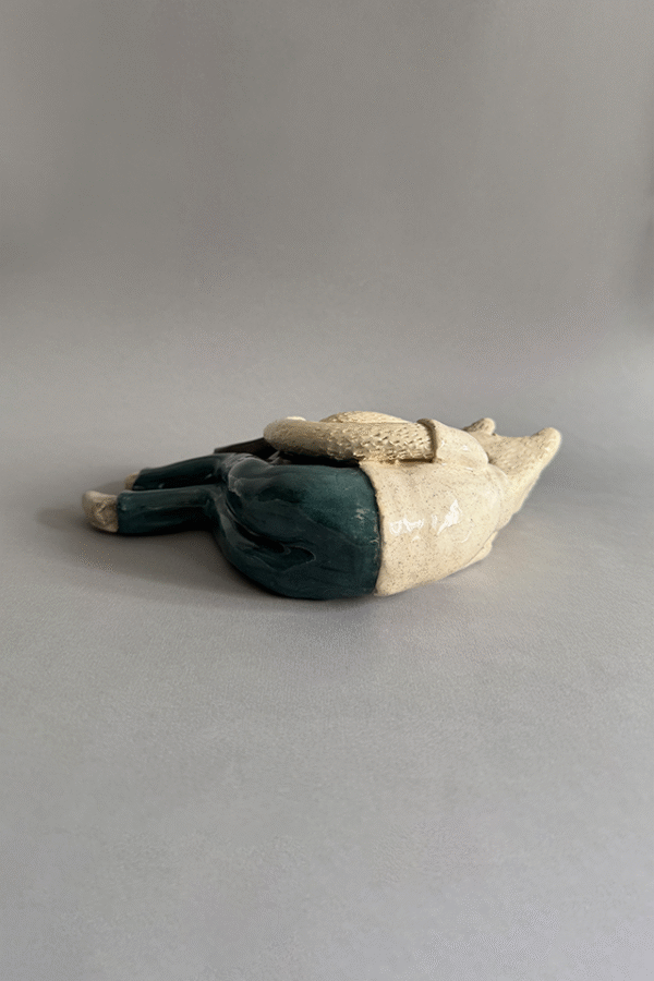 Pieza de ceramica decorativa siesta