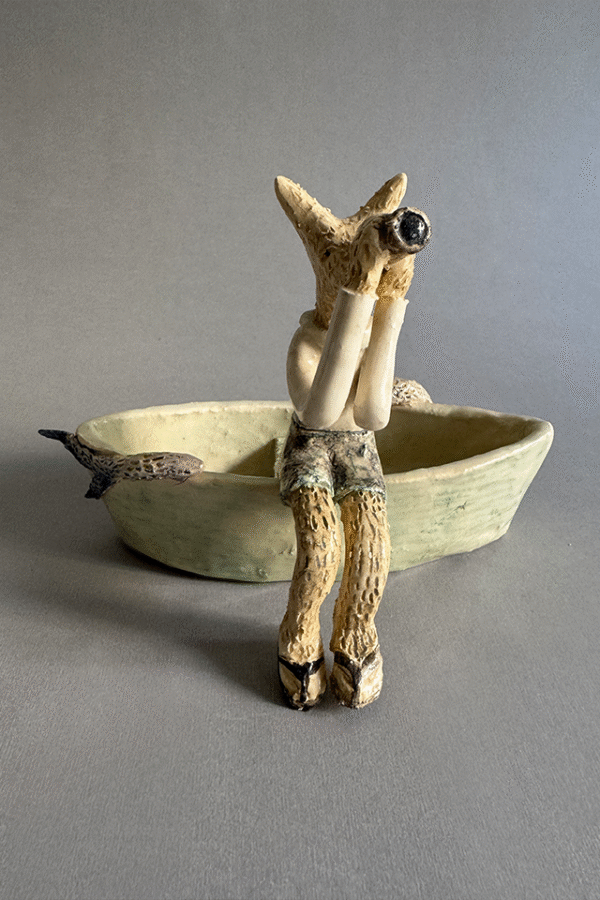 Pieza de ceramica decorativa pescador