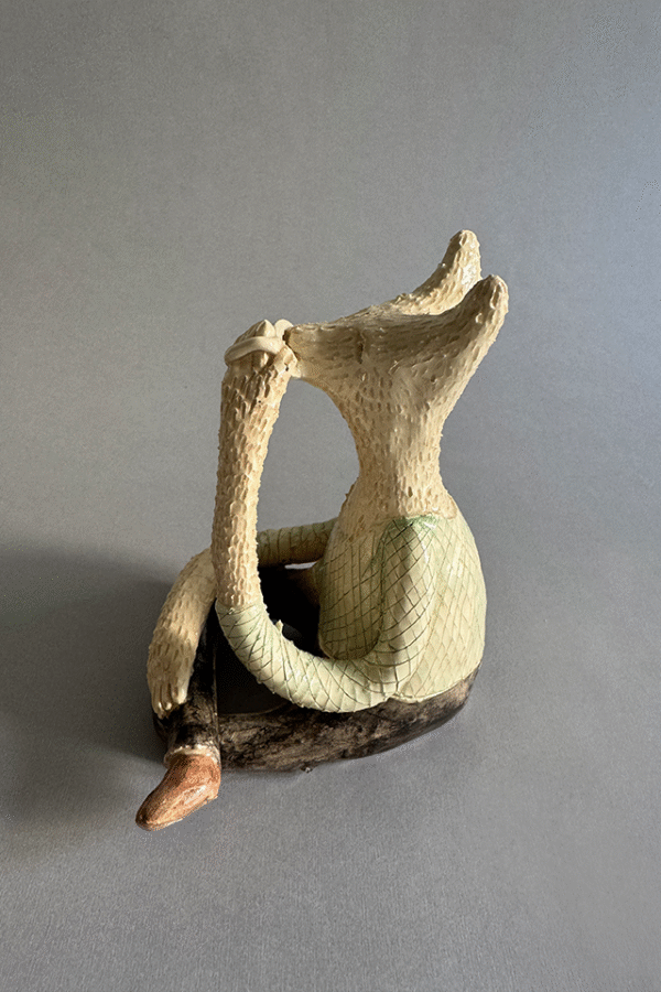 Pieza de ceramica decorativa tomando un cafecito