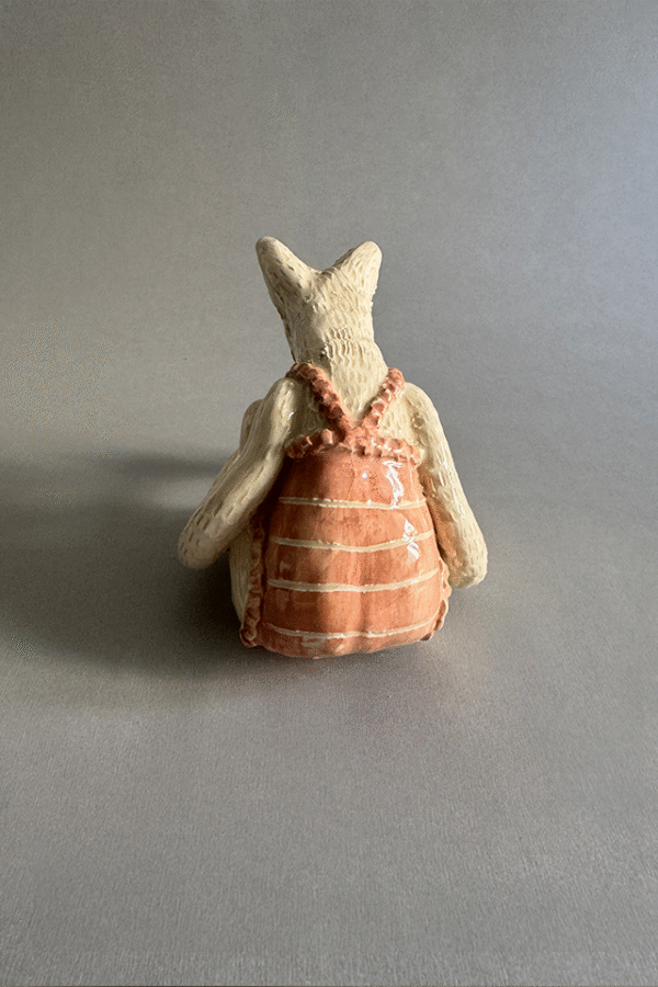 Pieza de ceramica decorativa mariposita