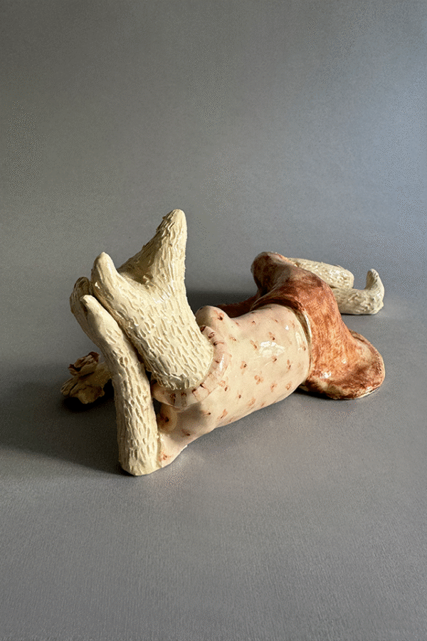 Pieza de ceramica decorativa pensativa