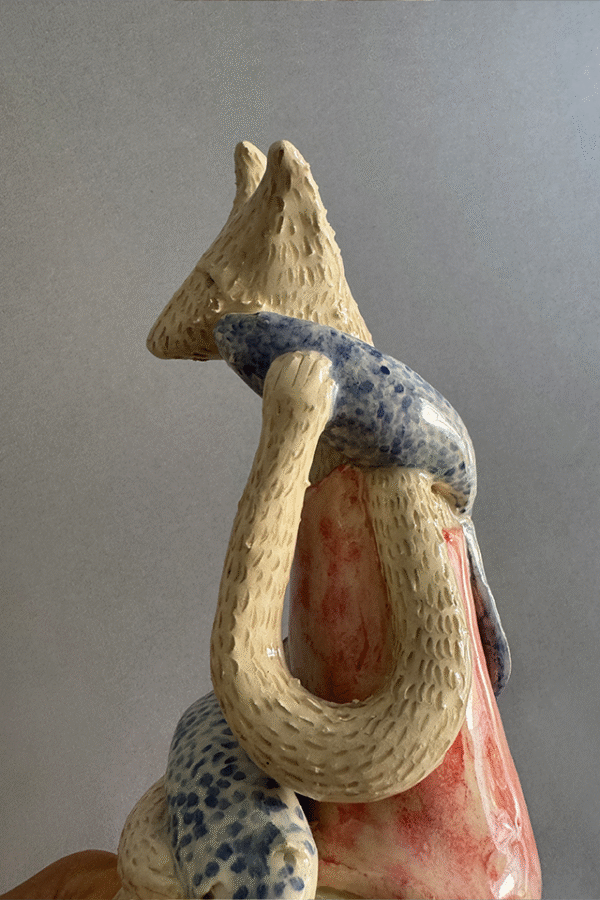 Pieza de ceramica decorativa abrazo con peces