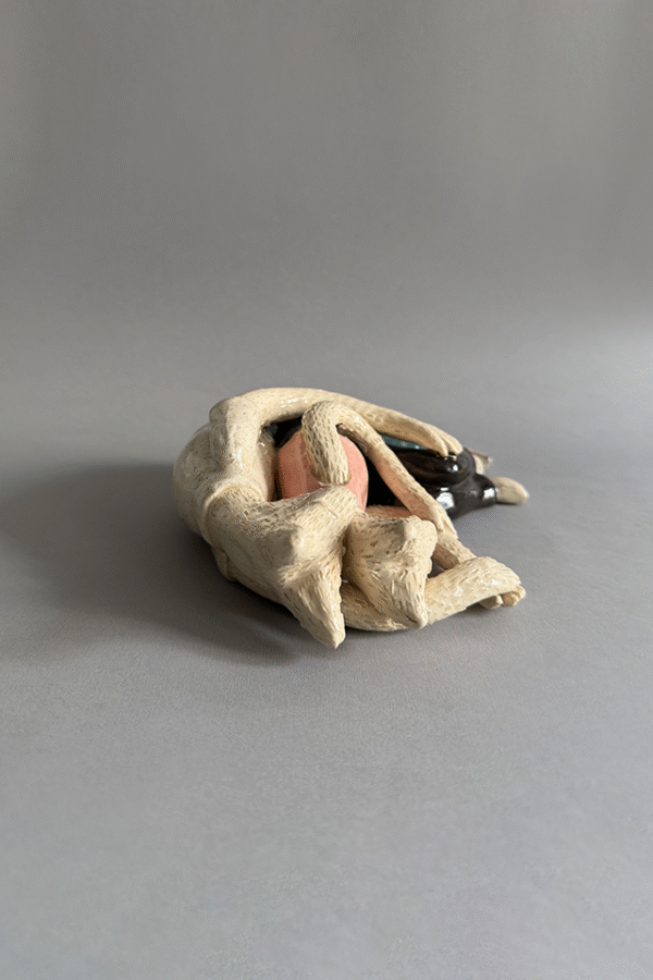 Pieza de ceramica decorativa siesta