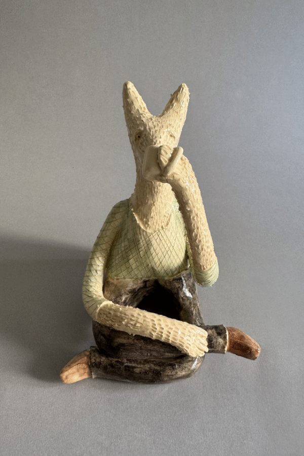 Pieza de ceramica decorativa tomando un cafecito