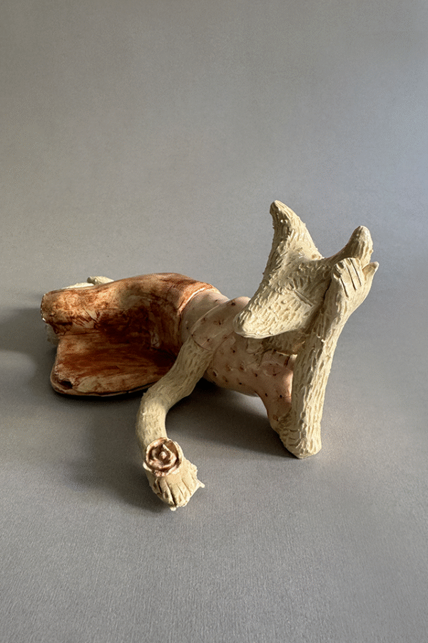 Pieza de ceramica decorativa pensativa