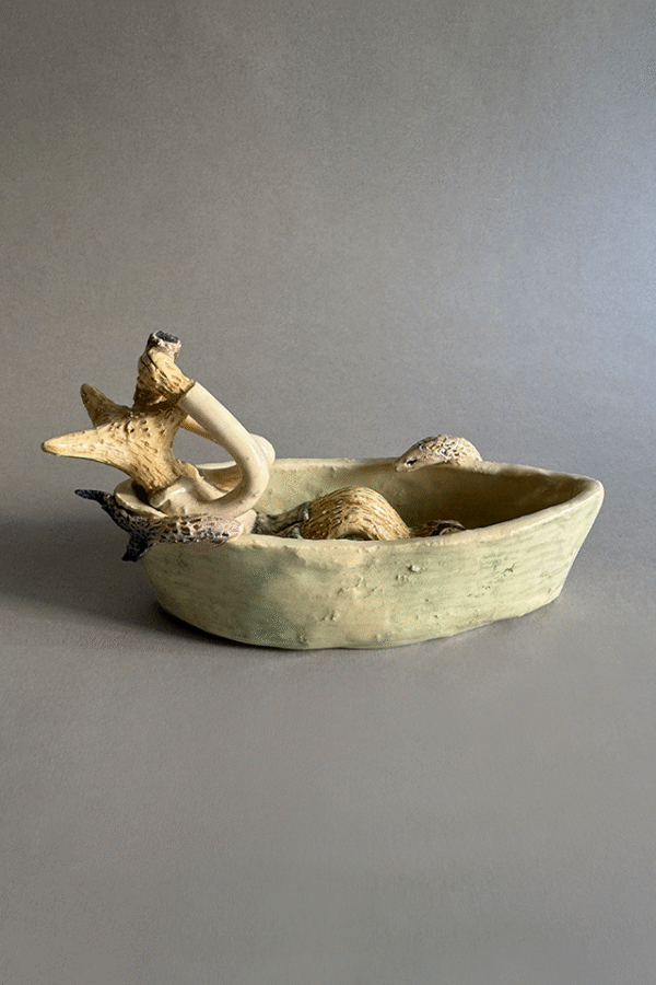 Pieza de ceramica decorativa pescador