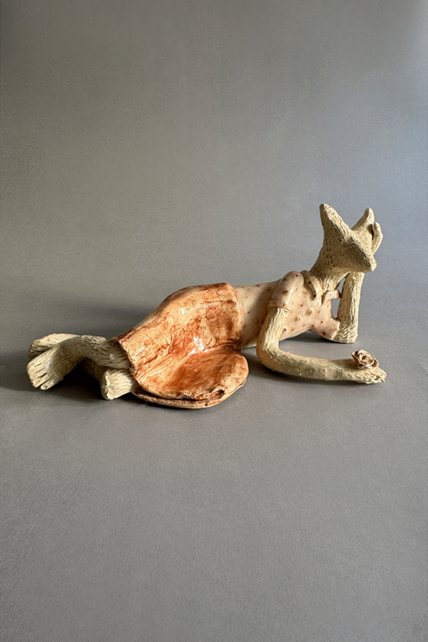 Pieza de ceramica decorativa pensativa
