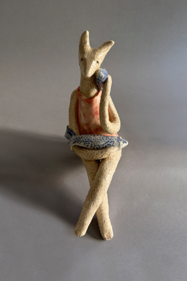 Pieza de ceramica decorativa abrazo con peces