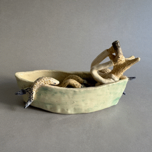 Pieza de ceramica decorativa pescador