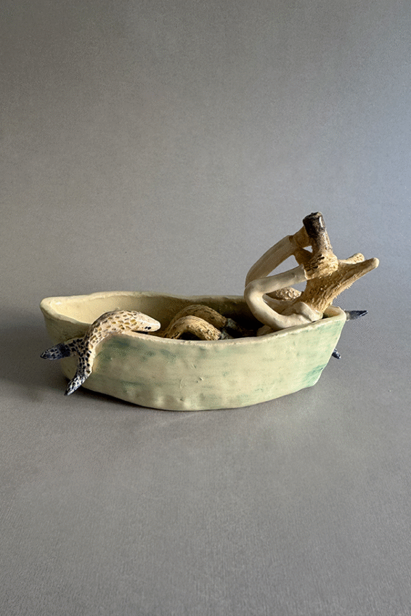Pieza de ceramica decorativa pescador