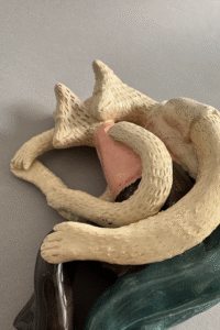 Pieza de ceramica decorativa siesta