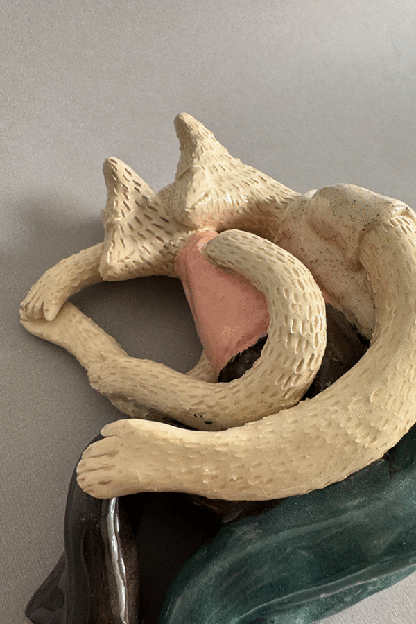 Pieza de ceramica decorativa siesta