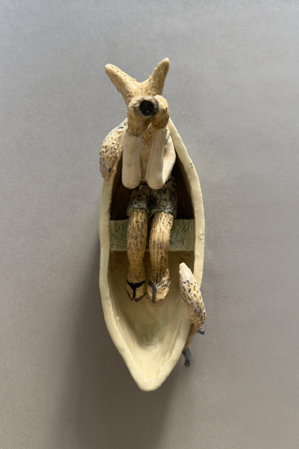 Pieza de ceramica decorativa pescador