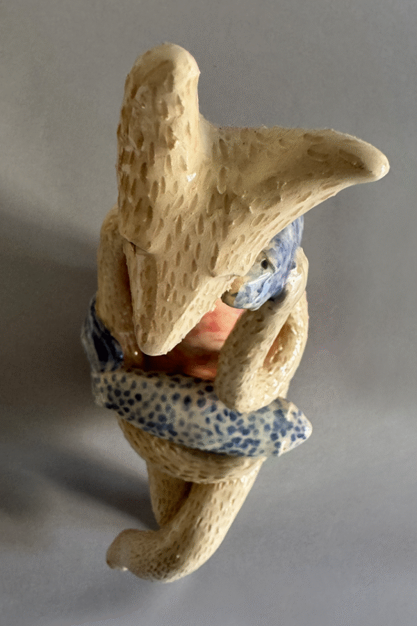Pieza de ceramica decorativa abrazo con peces