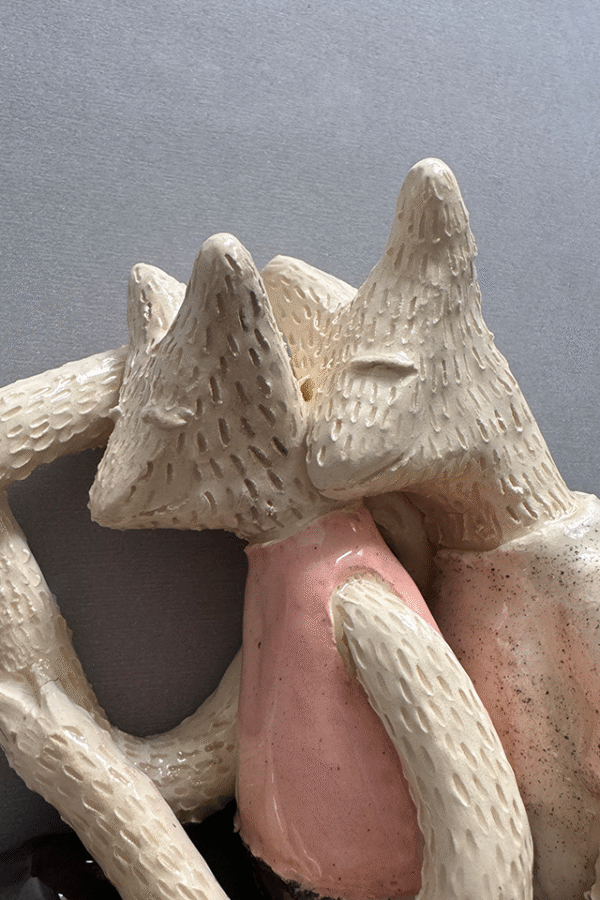Pieza de ceramica decorativa siesta