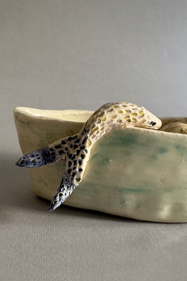 Pieza de ceramica decorativa pescador